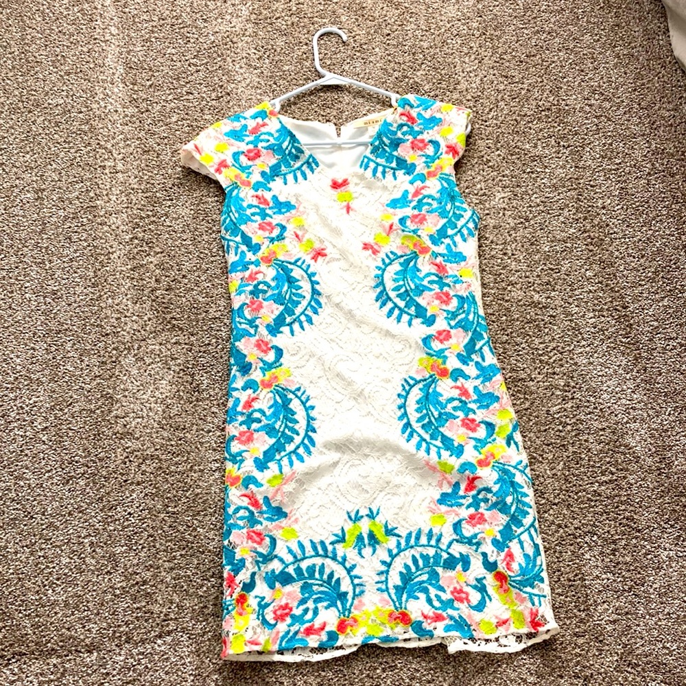 White lace dress with bright embroidery 😍